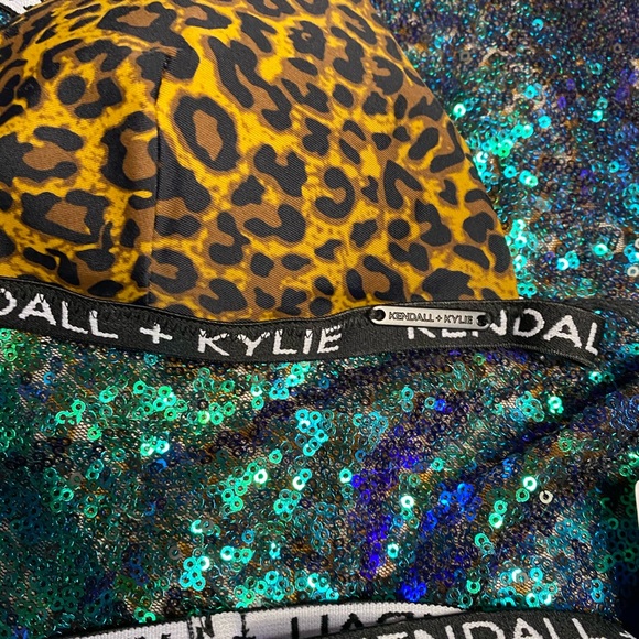 Kendall and Kylie leopard bikini - Picture 5 of 9